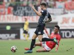 sandi-terjatuh-rebut-bola-marc-klok_20170818_151950.jpg