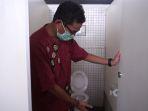 sandiaga-salahuddin-uno-memamerkan-toilet-motogp-mandalika.jpg