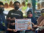 sandiaga-salahuddin-uno-menyerahkan-bantuan.jpg