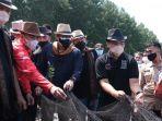 sandiaga-salahuddin-uno-saat-mengunjungi-desa-wisata-apar.jpg