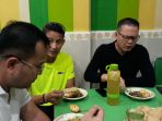 sandiaga-santap-pempek_20180121_113502.jpg