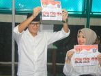 sandiaga-uno-dan-istri-mencoblos-di-kelurahan-selong_20170215_122912.jpg