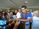 sandiaga-uno-disambut-emak-emak-di-bandara-fransiskus-xaverius-seda-maumere-sikka-ntt.jpg