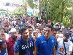 sandiaga-uno-kunjungi-korban-banjir-di-makassar.jpg