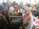 sandiaga-uno-memberikan-gerobak-secara-simbolis-ke-pengurus-jwo_20180210_180535.jpg