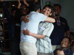 sandiaga-uno-memeluk-wahyudi-yang-memberikan-bantuan-kampanye-kepadanya.jpg