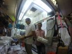 sandiaga-uno-saat-melihat-lihat-baju-koko-di-sebuah-toko-di-pasar-tanah-abang_20161227_002215.jpg