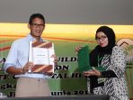 sandiaga-uno-wakili-keluarga-terima-penghargaan_20161006_204749.jpg