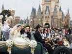 sandra-dewi-disneyland.jpg