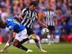 sandro-tonali-kanan-berebut-bola-dengan-striker-rangers-abdallah-sima.jpg