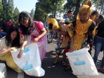 sanggar-badalohor-kreasi-indonesia-ajak-peduli-sampah_20150222_205503.jpg