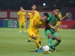sani-rizki-saat-berebut-bola-dengan-pemain-kalteng-putra-di-stadion-ptik.jpg