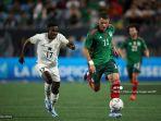 santiago-gimenez-11-dari-mxico-menggiring-bola.jpg