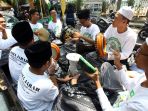 santri-mainkan-hadroh-di-mobil-bak-terbuka_20181022_213816.jpg