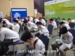 santri-tutup-telinga.jpg