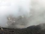 sar-turun-ke-kawah-tompaluan-pakai-alat-pernafasan-antisipasi-gas-beracun_20170327_122320.jpg