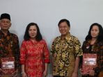 sardjimin-berpeci-hitam-saat-mendapat-bingkisan-berupa-cincin-emas-di-kantor-pmi_20180630_163545.jpg