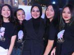sarita-dan-keempat-putrinya.jpg