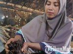 sarpik-pembuat-ampo-alias-makanan-dari-tanah-liat-di-kabupaten-tuban.jpg