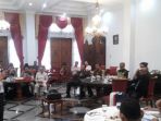 sastrawan-dan-budayawan-ahmad-tohari_20161202_222445.jpg