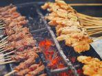 Cara Membersihkan Alas Panggangan Sate dari Daging Sisa yang Menempel