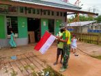 satgas-754-kostrad-ajak-masyarakat-kimam-pasang-bendera_20200803_110849.jpg