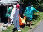 satgas-covid-19-jembrana-evakuasi-mayat-perempuan.jpg