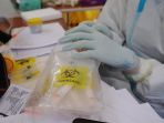 satgas-covid-19-test-swab-pcr-warga-sumur-batu_20210614_181604.jpg