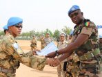satgas-indobatt-menerima-piagam-penghargaan-unamid_20160609_132315.jpg