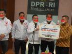 satgas-lawan-covid-19-dpr-terima-donasi-1-juta-masker.jpg