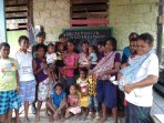 satgas-pamtas-431ssp-ajarkan-baca-tulis-warga-di-papua_20160420_085757.jpg