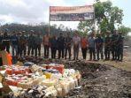 satgas-pamtas-ri-rdtl-sektor-timur-yonif-743psy-musnahkan-bbm.jpg