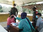 satgas-pamtas-yonif-642-jalankan-protokol-kesehatan-terhadap-pmi_20201125_191405.jpg