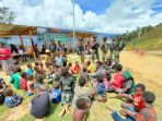 satgas-yonif-mekanis-203ak-ajak-anak-papua-belajar_20221104_154207.jpg