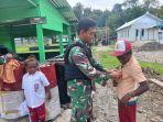 satgas-yonif-ngasih-seragam-muara-nawa.jpg