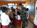 satgas-yonif-raider-323-kostrad-bantu-vaksinasi-campak-massal-di-perbatasan-papua_20180903_142217.jpg