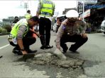 satlantas-polres-aceh-tengah-semen-jalan-berlubang_20170322_085522.jpg