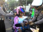 satlantas-polrestabes-surabaya-bagikan-helm-anak_20150422_084425.jpg