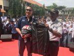 satpam-sekolah-rapikan-motor-sesuai-warna-dan-merk-diganjar-hadiah-oleh-honda-tangerang-sma.jpg