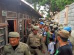satpol-pp-bongkar-eks-lokalisasi-ria-begau-banjarmasin_1_20160203_100127.jpg