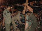 satpol-pp-bongkar-warung-miras_20180527_064702.jpg