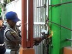 satpol-pp-buka-paksa-segel-di-smpn-9_20180806_111452.jpg