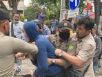 satpol-pp-dan-pengungsi-afganistan-yang-menolak-ditertibkan.jpg