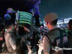satpol-pp-kota-pekanbaru-tutup-paksa-warnet.jpg