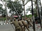 satpol-pp-lakukan-penertiban-papan-reklame_20171124_113422.jpg