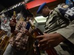 satpol-pp-makassar-razia-warung-penjual-minuman-keras_20150314_151746.jpg