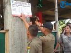 satpol-pp-segel-bangunan-gereja-tak-berizin_20161208_165118.jpg