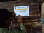 satpol-pp-solo-pasangi-stiker-imbauan-di-warung.jpg