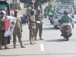 satpol-pp-sosialisasi-pelaksanaan-psbb-di-jakarta_20200408_125912.jpg