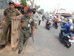 satpol-pp-tangerang-tertibkan-pkl_20150925_201214.jpg